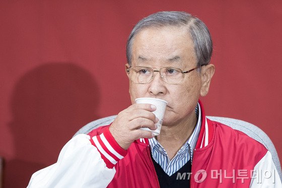 강봉균 새누리당 공동선거대책위원장이 29일 서울 여의도 국회에서 열린 첫 중앙선거대책위원회회의에서 물을 마시고 있다. 2016.3.29/뉴스1  <저작권자 © 뉴스1코리아, 무단전재 및 재배포 금지>