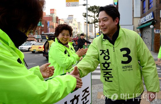 정호준 국민의당 중구성동구을 지역 후보가 20대 국회의원 선거 첫 날인 31일 오전 서울 중구 약수역 앞에서 출근 인사에 앞서 자신의 선거운동원들과 인사를 나누고 있다. 2016.3.31/사진=뉴스1