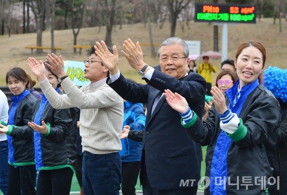 김종인 더불어민주당 비상대책위원회 대표가 3일 오후 서울 강서구 방화근린공원에서 열린 전성준 강서을 후보 투표 참여 캠페인에서 율동을 하고 있다.2016.4.3/뉴스1 <저작권자 © 뉴스1코리아, 무단전재 및 재배포 금지>