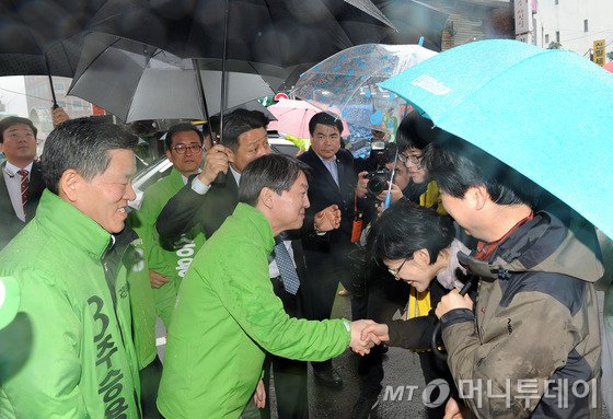 안철수 국민의당 대표가 3일 오후 전남 여수시 학동 진남시장에서 여수을 주승용 후보의 지원 유세를 하고 있다. 여수는 안 대표의 부인 김미경 서울대 교수의 고향이다. 2016.4.3/뉴스1 <저작권자 © 뉴스1코리아, 무단전재 및 재배포 금지>