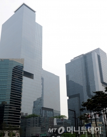 삼성전자 서초사옥(왼쪽 건물) 등 삼성타운 전경