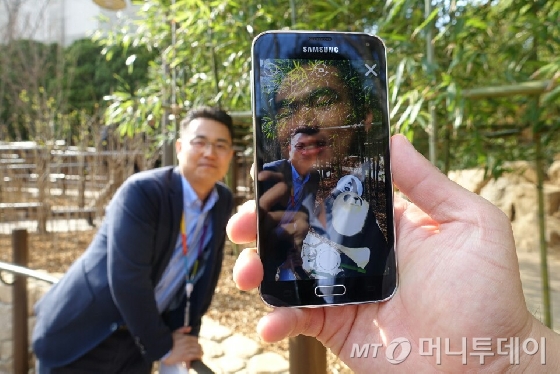 오는 21일 정식 개장하는 '판다월드(Panda World)'에서 살고 있는 수컷 판다 러바오(만 3세, 기쁨을 주는 보물). /사진=김유진 기자