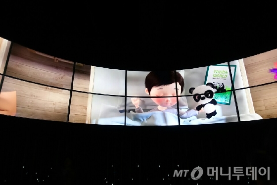 암컷 판다 아이바오(만 2세, 사랑스런 보물)가 얼음바위에서 휴식을 취하고 있다. 이 얼음바위는 안에 설치된 관을 통해 냉매제가 순환하고 있어 녹지 않는다. /사진=김유진 기자