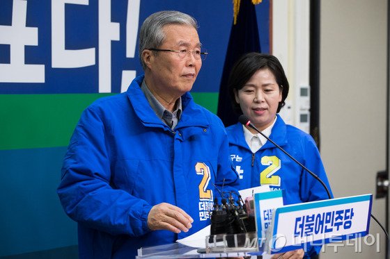 김종인 더불어민주당 비상대책위원회 대표가 6일 서울 여의도 국회에서 광주경제살리기 특별기자회견을 하고 있다. 사진=뉴스1.