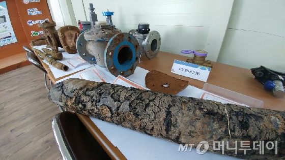 태백시 지하에 매설돼 있는 30년 이상 지난 노후 상수관의 모습. / 사진=이동우 기자