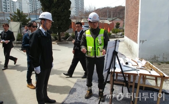 윤성규 환경부 장관이 지난 6일 강원 태백시 노후 상수관 개량 사업 현장을 찾아, 작업 진행 상황에 대한 설명을 듣고 있다. / 사진=이동우 기자