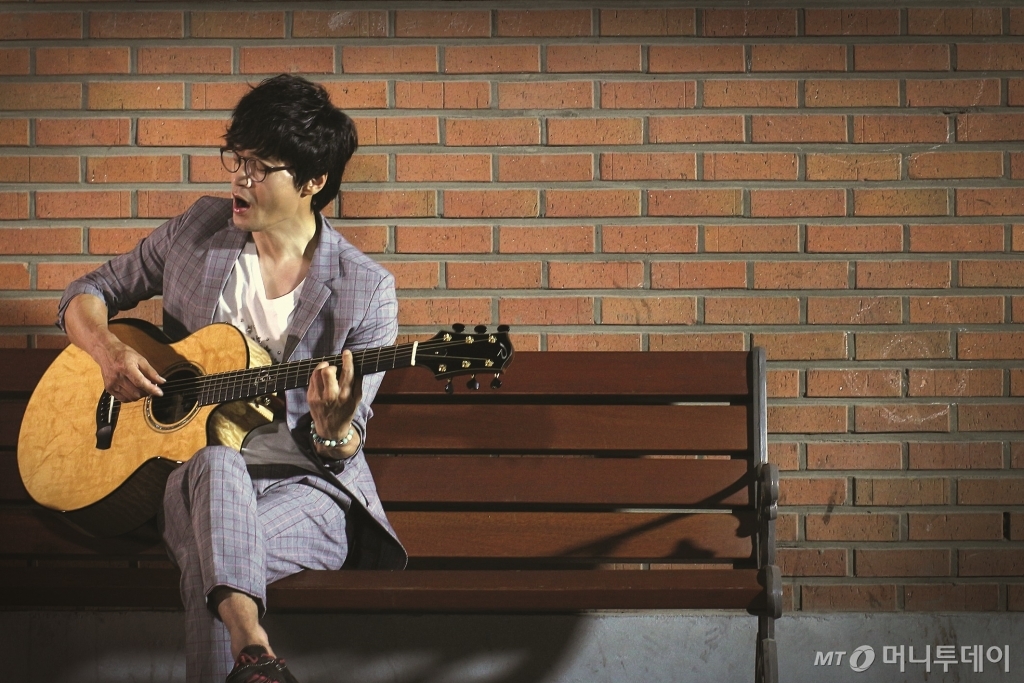 올해 9년째 이어온 '김광석 다시 부르기'를 기획한 가수 박학기. 그는 친구 고 김광석으로부터 배운 '인생 계좌론'을 통해 동료 뮤지션들을 끌어들여 이 무대를 성장시켰다. 공연은 오는 5월7일 서울 경희대 평화의전당에서 마지막 대미를 장식한다. /사진제공=HK Ent