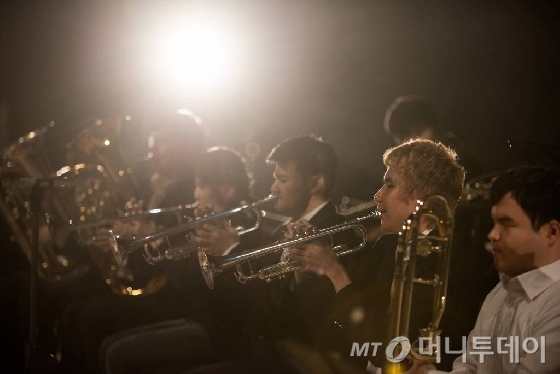 한빛예술단 단원들은 클래식 한곡을 연주하려면 악보를 모두 외워야 한다.