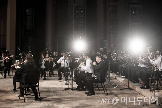 한빛예술단 단원들은 클래식 한곡을 연주하려면 악보를 모두 외워야 한다.