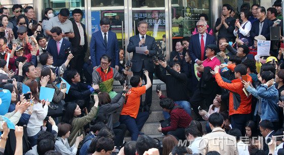 문재인 더불어민주당 전 대표가 8일 광주 충장로 거리에서 광주시민에게 드리는 글을 발표하고 있다. 2016.4.8/뉴스1 <저작권자 © 뉴스1코리아, 무단전재 및 재배포 금지>