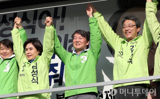 4·13 총선 선거운동이 시작됐다. 안철수 국민의당 상임공동대표가 31일 오후 서울 관악구 관악프라자 앞에서 김성식 관악갑 후보 지원유세를 하고 있다. 2016.3.31/뉴스1 <저작권자 © 뉴스1코리아, 무단전재 및 재배포 금지>