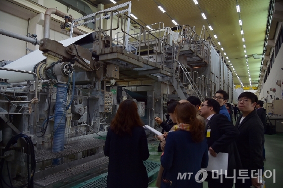 제지 포머 생산라인에서 조폐공사 관계자들이 작업 과정을 설명하고 있다. /사진제공=조폐공사