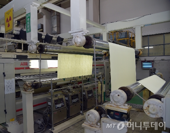 은선, 은화가 입혀진 제조용지가 생산되는 모습. /사진제공=조폐공사