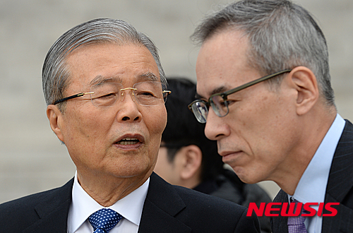 김종인 더불어민주당 비상대책위원회 대표가 3일 오전 서울 여의도 국회 본청 앞에서 열린 '달리는 정책의자' 발대식에서 주진형 총선정책공약단 부단장과 대화하고 있다. 2016.03.03./사진=뉴시스