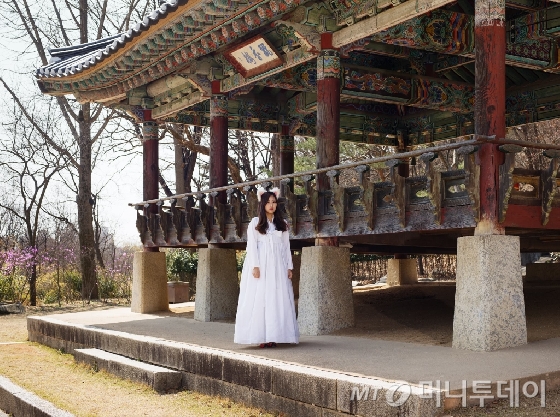 이완의 '한국여자' 연작 가운데 민속촌 구미호 역할 아르바이트생인 여성을 담은 작품. /사진제공=이완