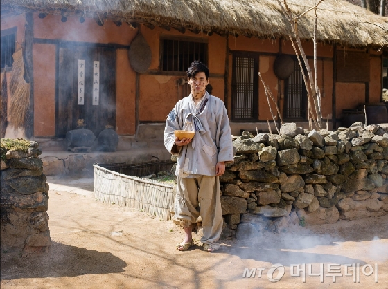 '한국남자' 연작 가운데 걸인 복장 차림의 역할 아르바이트생 남성을 담은 작품. /사진 제공=이완