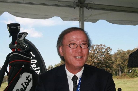 윤윤수 휠라코리아 회장. 사진 배경은 미국 매사추세츠주 아큐시네트 본사가 있는 페어헤이븐의 골프장