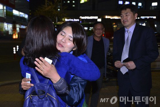 한정애 더불어민주당 서울 강서병 후보가 11일 밤 서울 강서구 증미역에서 퇴근하는 시민들에게 지지를 호소하고 있다.한 후보는 공직선거법상 선거운동 기간이 끝나는 12일 자정까지 잠을 자지 않고 지역구를 돌아다니며 무박 선거운동에 돌입했다. 2016.4.11/뉴스1  <저작권자 &copy; 뉴스1코리아, 무단전재 및 재배포 금지>
