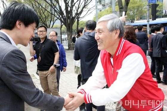 김종민 더불어민주당 김종민 논산?계룡?금산 지역구 당선자가 14일 오후 논산시내에서 시민들에게 큰절을 하며  감사 큰절을 하고 있다. 2016.4.14/뉴스1  <저작권자 © 뉴스1코리아, 무단전재 및 재배포 금지>