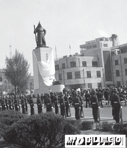 1968년 서울 광화문에서 열린 충무공 이순신상 제막식.