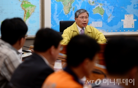 (서울=뉴스1) 박정호 기자=한동만 재외동포영사 대사가 16일 오후 서울 종로구 세종대로 정부서울청사 별관 외교부 종합상황실에서 열린 일본 규슈 구마모토 지진 발생 관련 재외국민보호대책 관계부처회의에서 모두발언을 하고 있다.