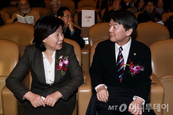 (서울=뉴스1) 유승관 기자 안철수 국민의당 공동대표(오른쪽)과 심상정 정의당 대표. . 2014.2.17/뉴스1