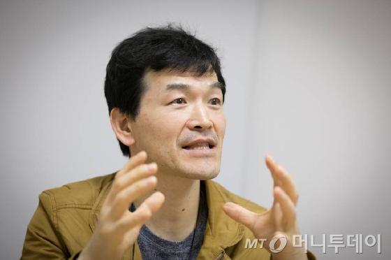 반쩐 바이오 농부클럽 조합장 반 트아 찌에우씨가 산에서 계피를 채취하고 있다./사진제공=AFN