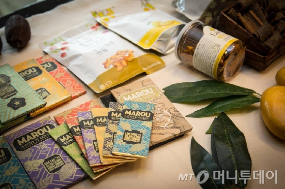 AFN트레이더스(공정무역활동가)들이 장터를 돌며 공정무역캠페인을 벌이고 있다./사진제공=AFN