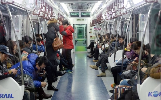 지난 2월 23일 오후 서울 지하철 1호선 종각역 하행선 방면 열차에서 시민들이 열차가 출발하기를 기다리고 있다./사진=뉴스1
