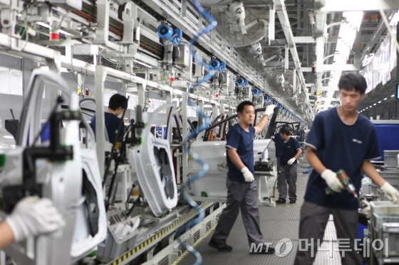 베이징현대차 3공장 의장라인에서 근로자들이 조립 작업을 하고 있다. /사진제공=현대자동차