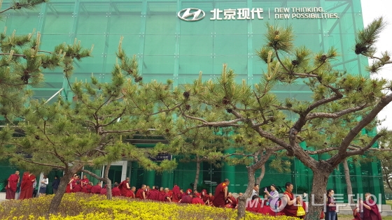 베이징현대차 3공장은 중국에서도 손꼽히는 견학코스다. 지난 26일 티벳 승려들이 단체로 경학을 와 대기하고 있다. /사진=양영권 기자