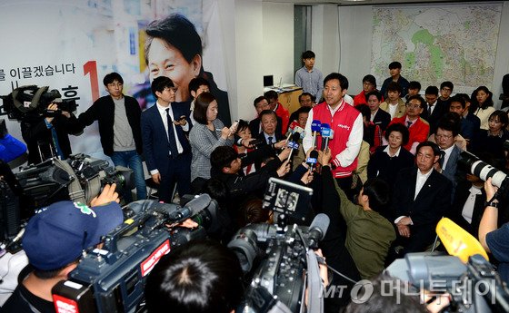 20대 총선 개표방송 결과 더불어민주당 정세균 후보에게 뒤져 낙선한 오세훈 새누리당 후보가 13일 밤 서울 종로구 사직로 자신의 선거사무소에서 소감을 밝히고 있다. 2016.4.13/뉴스1 <저작권자 © 뉴스1코리아, 무단전재 및 재배포 금지>