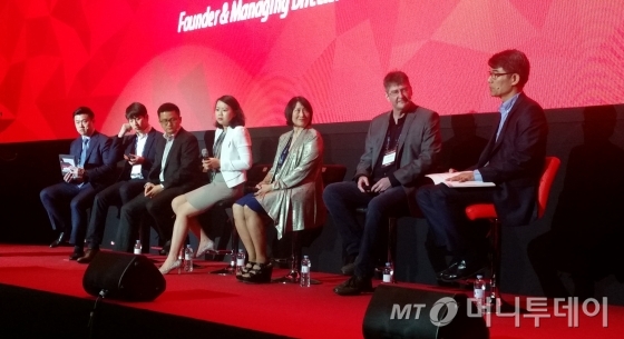 29일 서울 여의도 콘래드호텔에서 열린 머니투데이 글로벌 콘퍼런스 '2016 키플랫폼(K.E.Y. PLATFORM 2016)'의 '플러그인&토크, 인공지능 뒷단의 알고리즘에 따른 활용처와 활용법' 세션에 나선 이상희 센드버드 성장 총괄 이사, 김강학 플런티 최고경영자, 우 윈시옹 91금융 최고경영자, 런 핑핑 커다쉰페이 COO(최고시장운영책임자), 미미첸 코그니티브 코드 대표 겸 공동 설립자, 레슬리 스프링 코그니티브 코드 최고경영자 겸 설립자, 페리 하 드래이퍼 아테나 설립자 겸 최고경영자(왼쪽부터). /사진=서진욱 기자.