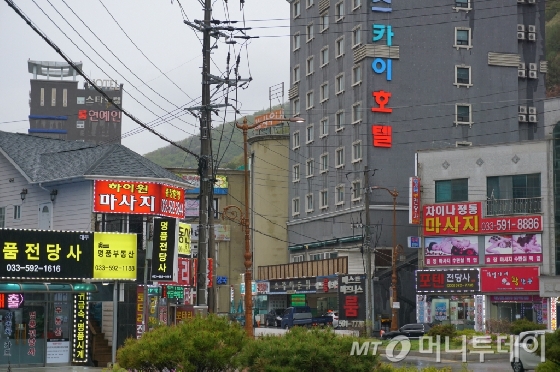 마사지, 전당포, 숙박업소가 즐비한 정선의 거리. /사진=김지훈 기자