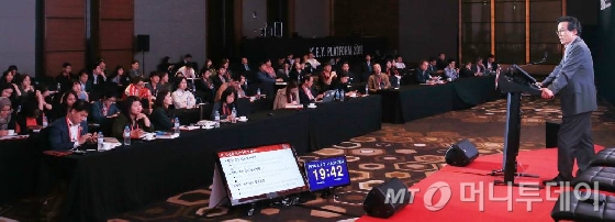 장상수 아시아대학교 교수가 29일 오후 서울 여의도 콘래드호텔에서 열린 머니투데이미디어 주최 글로벌 콘퍼런스 '2016 키플랫폼' 플러그인 앤 토크 '세상을 바꾸는 알고리즘'에서 '잃어버린 20년' 특별강연을 하고 있다.