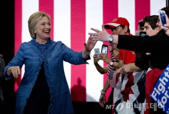【웨스트 팜비치=AP/뉴시스】미국 민주당 대선주자 힐러리 클린턴 전 국무장관이 15일(현지시간) 플로리다주에서 지지자들과 만나 경선 승리를 축하하고 있다.