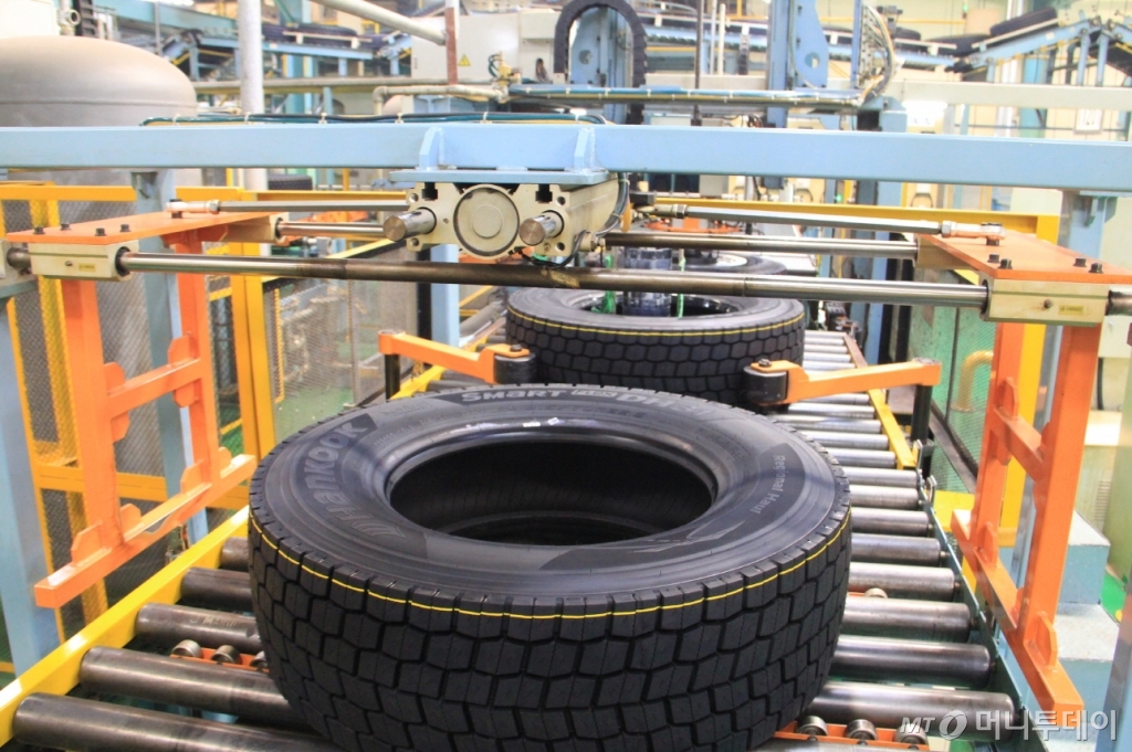 한국타이어 충칭 공장에서 생산된 타이어가 나오고 있다. /사진제공=한국타이어