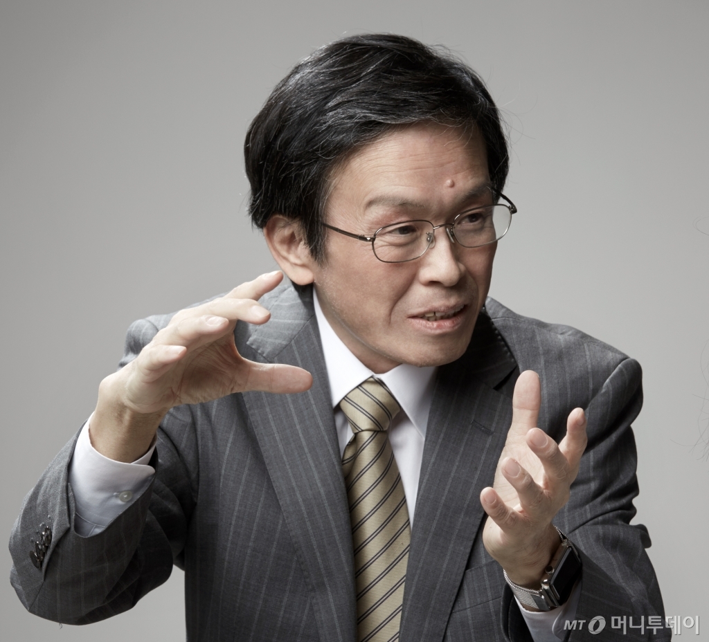 지난해 100만 부 이상을 팔아 국내에서 가장 많이 팔린 책으로 선정된 '미움받을 용기'에 이어 최근 '미움받을 용기2'를 낸 기시미 이치로. 이 책은 현재 일본에서 30만부, 국내에선 10만부 선주문을 기록 중이다. /사진제공=인플루엔셜