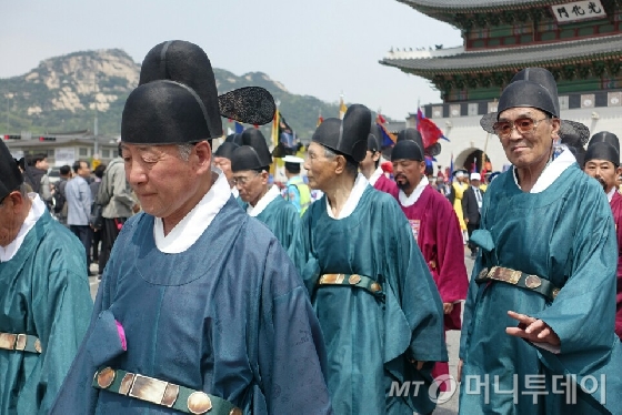 1일 서울 광화문 일대에서 거행된 어가행렬에 문무 대신 역할로 참석한 사람들. 이날 열린 '종묘대제'에 참석하기 위해 경복궁에서 종묘까지 어가 행렬이 이어지고 있다. /사진=김유진 기자