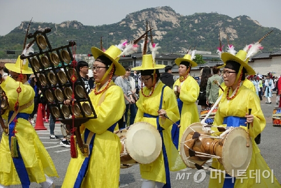 1일 서울 광화문 일대에서 거행된 어가행렬에 참석한 악사들. 이날 열린 '종묘대제'에 참석하기 위해 경복궁에서 종묘까지 어가 행렬이 이어지고 있다. /사진=김유진 기자