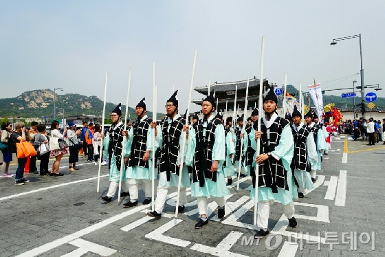 1일 서울 광화문 일대에서 거행된 어가행렬에 참석한 신하들. 이날 열린 '종묘대제'에 참석하기 위해 경복궁에서 종묘까지 어가 행렬이 이어지고 있다. /사진=김유진 기자