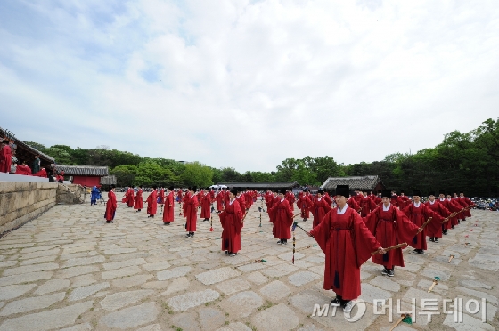 1일 오후 2시 종묘에서 거행된 '종묘대제'에서 한 제관이 걸어가고 있다. /사진=김유진 기자