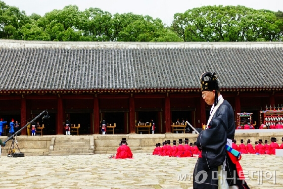 1일 오후 2시 종묘에서 거행된 '종묘대제'에서 임금 역할을 맡은 이원 황태손(왼쪽)이 걸어가고 있다. /사진제공=문화재청