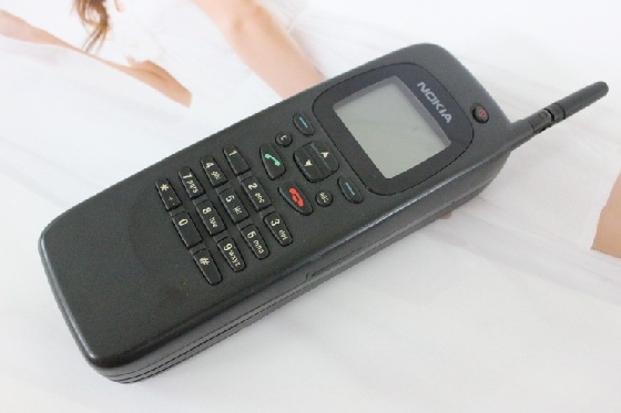 1996년 노키아가 처음 선보여 스마트폰의 효시가 된 '노키아 9000 커뮤니케이터'