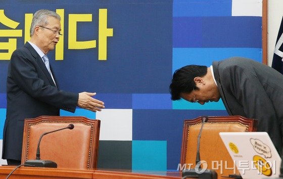 정진석 신임 새누리당 원내대표가 4일 오전 서울 여의도 국회 더불어민주당 당대표실을 찾아 김종인 더불어민주당 비상대책위원회 대표와 만나 고개 숙여 인사를 하고 있다. 2016.5.4/뉴스1  <저작권자 © 뉴스1코리아, 무단전재 및 재배포 금지>