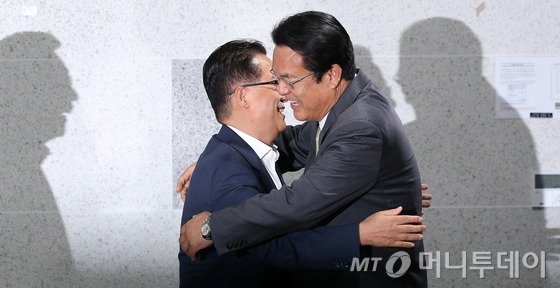 정진석 신임 새누리당 원내대표가 4일 오전 서울 여의도 의원회관에서 박지원 국민의당 원내대표를 예방해 포옹하고 있다. 2016.5.4/뉴스1  <저작권자 © 뉴스1코리아, 무단전재 및 재배포 금지>