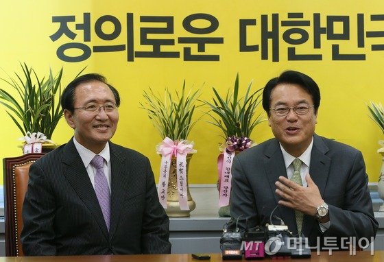 정진석 신임 새누리당 원내대표가 4일 오전 서울 여의도 국회 정의당을 찾아 노회찬 신임 원내대표와 인사를 나누고 있다. 2016.5.4/뉴스1  <저작권자 © 뉴스1코리아, 무단전재 및 재배포 금지>