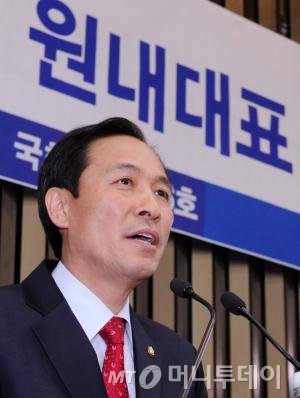 4일 오후 서울 여의도 국회에서 열린 제20대 국회 더불어민주당 제1기 원내대표 선출을 위한 의원총회에서 신임 원내대표로 선출된 우상호 의원이 당선 인사말을 하고 있다. 2016.5.4/뉴스1  <저작권자 © 뉴스1코리아, 무단전재 및 재배포 금지>