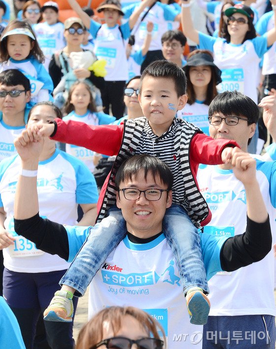 어린이날을 맞은 5일 오전 서울 마포구 상암동 서울상암월드컵경기장에서 열린 '킨더 플러스 스포츠 패밀리 런'에서 참가자들이 준비운동을 하고 있다. 사진=뉴스1.