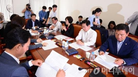 국회 안전행정위 정치개혁특별위원회 공직선거법심사소위원회 모습. 공휴일에 대한 규정은 국회 안행위 소관이다. 2015.8.27/뉴스1